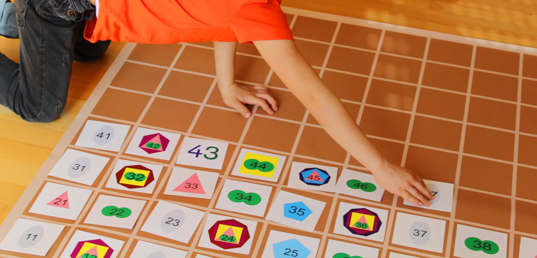 Kind bei der Arbeit mit Montessori-Material
