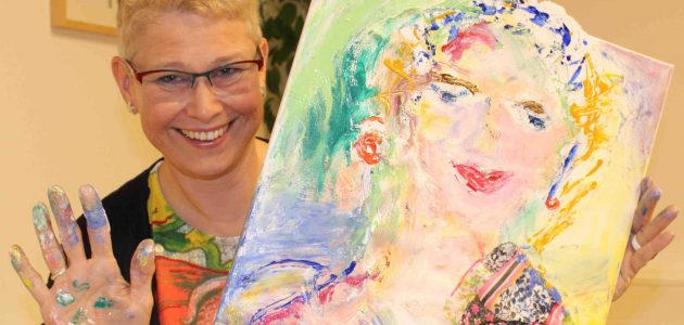 Andrea Ernst mit einem eigenen Kunstwerk